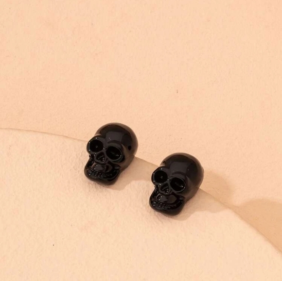 Black skull stud earrings New - Picture 2 of 3